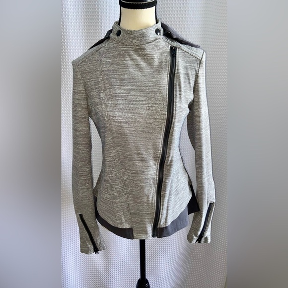 Women’s Lululemon Athletica gray hooded Bust A Move zipped Jacket Sz small - Picture 2 of 16
